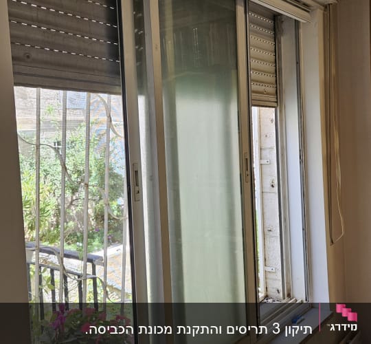 חלון עם תריסים ופרחים בחוץ